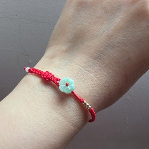 Jadeblomma rött snörearmband, naturlig jadeit, elegant stapelbart lyckaarmband
