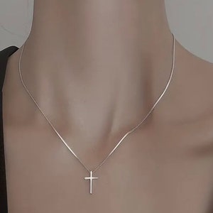 Impresionante collar con colgante de cruz de plata simple - Collar delicado - Collar con cruz - Religioso - Regalo de cumpleaños - Regalo de Navidad