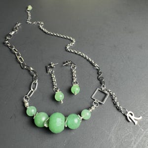 Conjunto de collar y aretes de aventurina verde minimalista, detalles geométricos y collar con dije de letra, joyería de piedras preciosas hecha a mano, regalo para ella.
