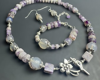 Conjunto de joyas de amatista y calcedonia: collar, pulsera y pendientes de piedras preciosas hechos a mano