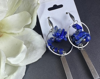 Moderne lapis lazuli-oorbellen, opvallende blauwe edelsteen hangoorbellen met zilveren accenten, artistieke boho-statementsieraden.