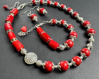 Collar llamativo de coral rojo y howlita roja, conjunto de joyas de piedras preciosas único hecho a mano, conjunto de joyas contemporáneas hechas a mano, regalo para mujeres