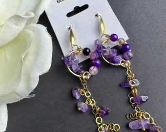 Pendientes de aro colgantes de amatista y ágata púrpura, pendientes de piedras preciosas hechos a mano con detalles dorados, joyería llamativa de estilo bohemio chic.