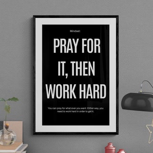 Op de afbeelding: Zwart-witte motiverende poster met de tekst "Mindset: Bid ervoor, dan werk hard. Je kunt voor alles bidden wat je wilt. Hoe dan ook, je moet hard werken om het te krijgen."