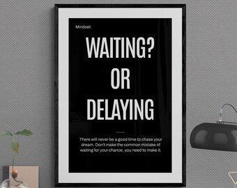 Könnte beinhalten: Ein schwarz-weißes Motivationsposter mit dem Text "WAITING? OR DELAYING" und einem Zitat über die Verfolgung deiner Träume. Das Poster ist schwarz gerahmt und hängt an einer grauen Wand.