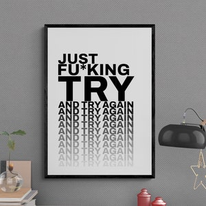 Könnte beinhalten: Schwarz-weißes Motivationsposter mit dem Text "JUST FU*KING TRY AND TRY AGAIN", der mehrmals wiederholt wird.