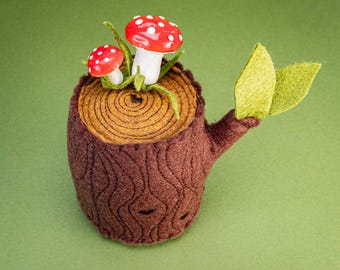 Alfiletero de tocón de árbol de fieltro hecho a mano con alfileres de hongo • Accesorio de costura de bosque