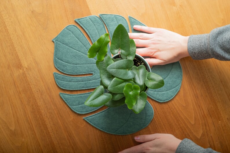 Monstera Leaf reversible table mat placemat centerpiece in image 1