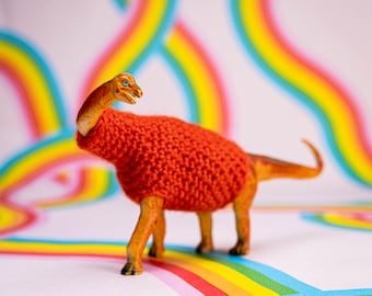 Figura de dinosaurio vintage con suéter de crochet naranja brillante • Decoración de dinosaurios caprichosa hecha a mano