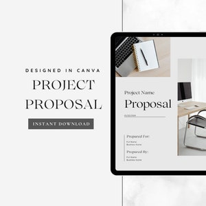 Può includere: Un modello di proposta di progetto in bianco e nero progettato in Canva. Il modello presenta un laptop, un taccuino, una penna e un computer desktop. Il testo "Nome del progetto Proposta" è in cima al modello, con la data "01/20/2024" sotto. Il testo "Preparato per:" e "Preparato da:" è sotto la data, con spazio per l'utente per inserire le proprie informazioni.
