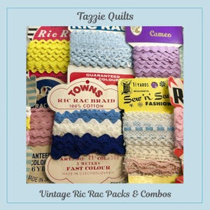 Pode incluir: Uma coleção de pacotes de fita ric rac vintage em várias cores, incluindo amarelo, azul e roxo. Os pacotes apresentam acabamentos ondulados em zigue-zague, com etiquetas de texto de marcas como Towns e Sew'n Sar. A imagem é rotulada como "Tazzie Quilts" e "Vintage Ric Rac Packs & Combos".