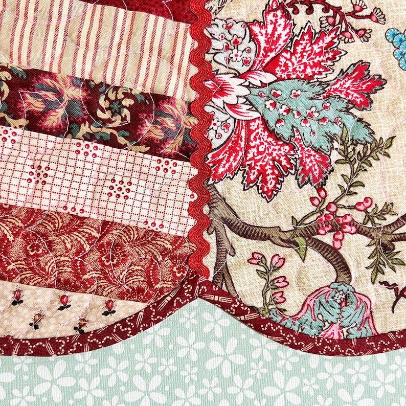 Quilted Table Topper Pattern - Dresden Plate Table Topper - PDF Instant Download Quilt Pattern image 6