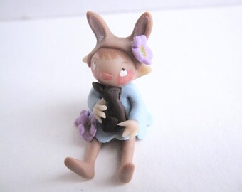 Petite figurine de lapin avec du faux chocolat de Pâques