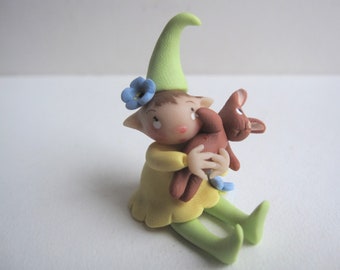 Petite figurine miniature de lutin de fleur de printemps avec le cadeau de Pâques de lapin