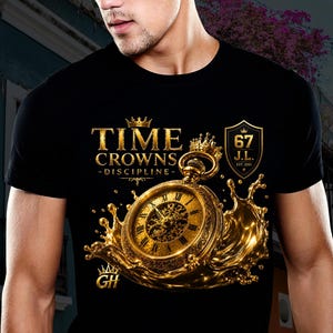 Puede incluir: Una camiseta negra con un gráfico dorado de un reloj de bolsillo rodeado de salpicaduras de oro líquido. El texto dice TIME CROWNS DISCIPLINE, con un escudo que muestra 67 J.L. EST. 2001 y un pequeño logotipo GH abajo a la izquierda.