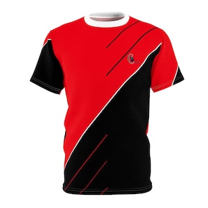 Könnte beinhalten: Ein rot-schwarzes T-Shirt mit einem diagonalen weißen Streifen und roten Linien. Das Shirt hat ein kleines Logo auf der Vorderseite.