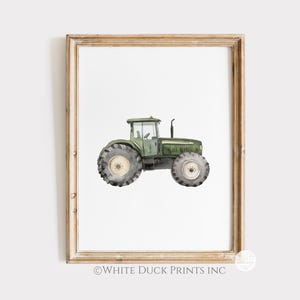 Könnte beinhalten: Gerahmter Aquarelldruck eines grünen Traktors mit großen Reifen. Der Traktor ist vor einem weißen Hintergrund und in einem Holzrahmen. Der Text "WHITE DUCK PRINTS INC" befindet sich am unteren Rand des Bildes.