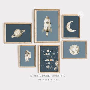 Puede incluir: Un conjunto de seis láminas artísticas enmarcadas con temática espacial. Las láminas presentan ilustraciones de un cohete, planetas, la luna y un astronauta, en tonos azules, beige y blanco. Una lámina tiene el texto "LOVE YOU TO THE MOON AND BACK."