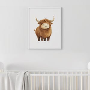 Peut inclure: Une impression encadr&eacute;e blanche d'une vache Highland brune et blanche avec une expression amicale. La vache est debout sur un fond blanc.