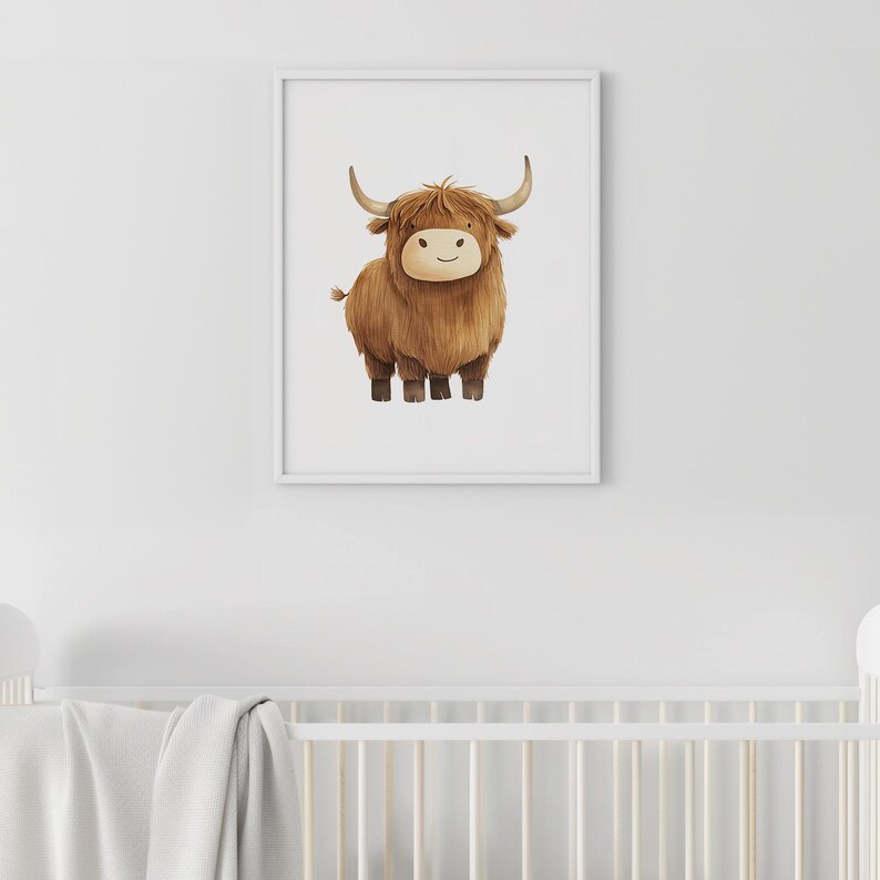 Peut inclure: Une impression encadr&eacute;e blanche d'une vache Highland brune et blanche avec une expression amicale. La vache est debout sur un fond blanc.