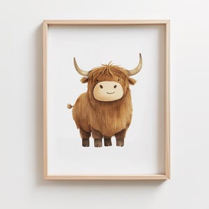 Peut inclure: Une vache Highland brune et blanche avec un pelage duveteux et une expression amicale. La vache est debout sur un fond blanc.