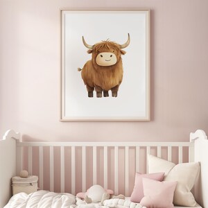 Peut inclure: Une illustration d'une vache Highland brune et blanche sur un fond blanc. La vache est debout, les pattes jointes, et a une expression amicale.