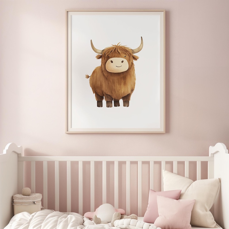 Peut inclure: Une illustration d'une vache Highland brune et blanche sur un fond blanc. La vache est debout, les pattes jointes, et a une expression amicale.