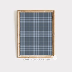 Peut inclure: Une impression encadr&eacute;e avec un motif &agrave; carreaux bleu. Le motif &agrave; carreaux utilise des nuances de bleu et de gris, offrant un aspect intemporel. Le cadre est de couleur marron clair. Le texte "WHITE DUCK PRINTS INC" est visible en bas.