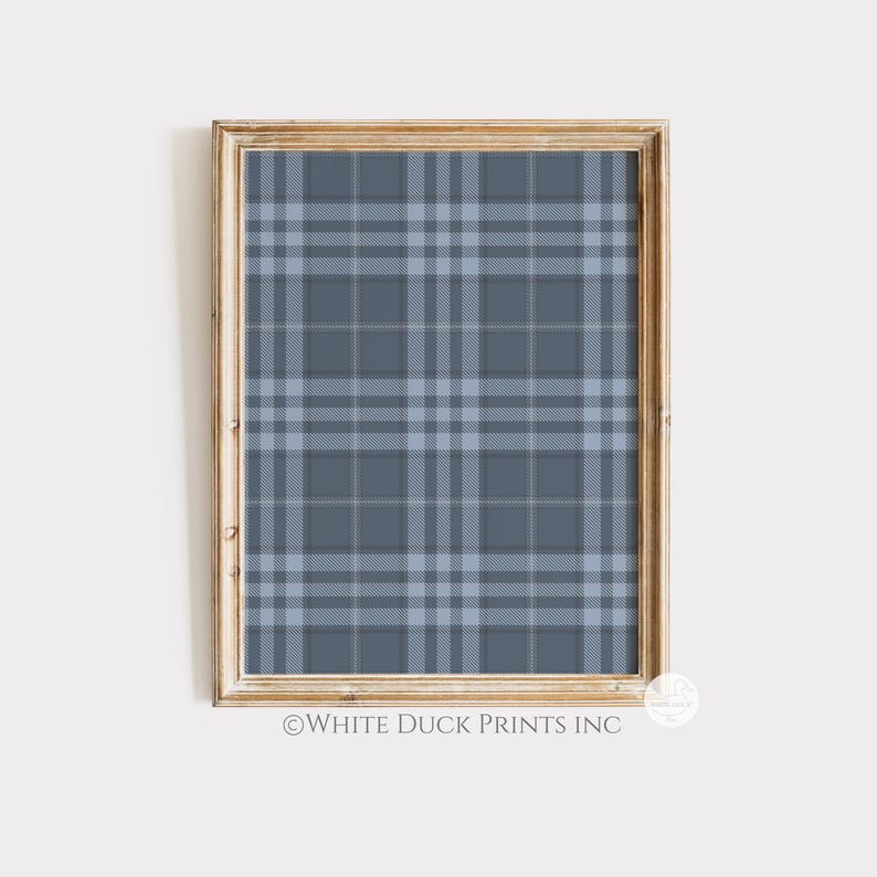 Peut inclure: Une impression encadr&eacute;e avec un motif &agrave; carreaux bleu. Le motif &agrave; carreaux utilise des nuances de bleu et de gris, offrant un aspect intemporel. Le cadre est de couleur marron clair. Le texte "WHITE DUCK PRINTS INC" est visible en bas.