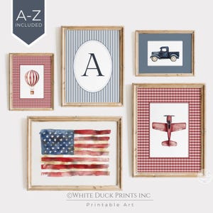 Puede incluir: Una colección de impresiones enmarcadas con ilustraciones en acuarela. Las impresiones incluyen una bandera estadounidense, un avión biplano rojo, una camioneta azul, un globo aerostático y la letra "A". Los marcos tienen apariencia de madera y las impresiones son de temática patriótica.