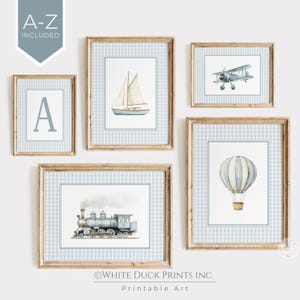 Può includere: Set di cinque stampe incorniciate ad acquerello con una barca a vela, un aereo, una mongolfiera, un treno e la lettera "A". Le stampe hanno uno sfondo a quadretti blu e bianco e sono in cornici di legno. Il testo "A-Z INCLUDED" è in alto a sinistra.