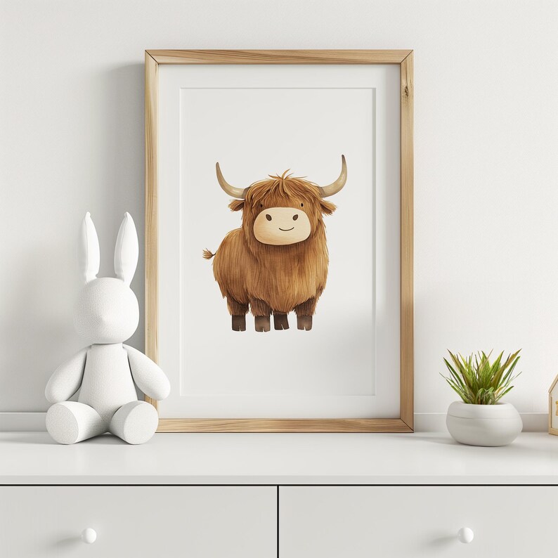 Peut inclure: Une impression encadr&eacute;e d'une vache Highland brune avec un visage blanc, debout sur un fond blanc. La vache a une expression amicale et regarde directement le spectateur.