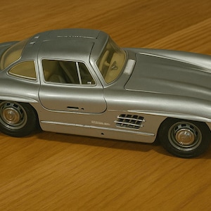 Voiture miniature Mercedes-Benz 300SL Gullwing à l&#39;échelle 1:18 – Argent classique de collection | cadeau voiture ancienne | Décoration de bureau