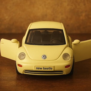 Modèle réduit de voiture jaune Volkswagen Coccinelle - petite voiture de collection, modèle réduit de style vintage, cadeau classique pour les amateurs de voitures