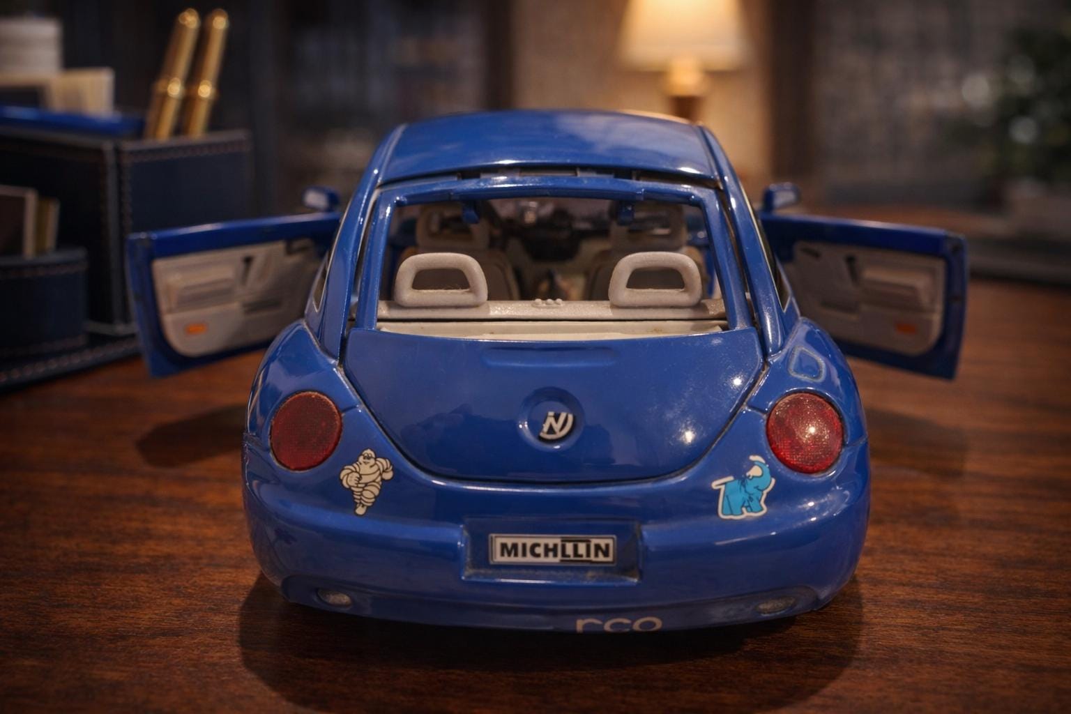 Volkswagen New Beetle 1998 Diecast Model 1:18 Scale – Bburago