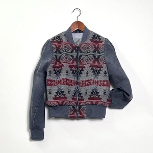 Chaqueta bomber de mezclilla y azteca. Rojo carbón. Talla S/M sin género.