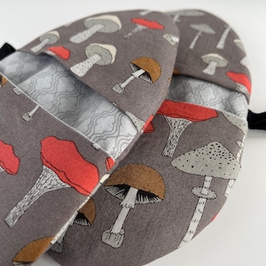 Mini Mitts.. Pot Holders, Small Oven Mitts in Mushroom.. One Pair