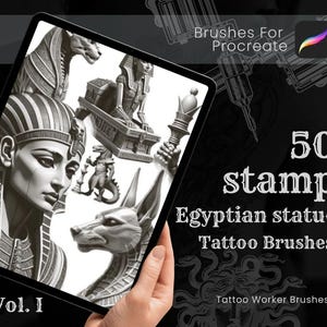 以下が含まれることがあります： タブレットには、アヌビスやファラオなど、エジプトの彫像のグレースケールイラストが表示されています。画面には「50 stamp Egyptian statue Tattoo Brushes」と「Brushes For Procreate」の文字が表示されています。タブレットは人が持っています。