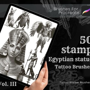 Op de afbeelding: Een digitale tablet toont een verzameling grijstinten Egyptische standbeeld tattoo penselen. Het scherm toont verschillende illustraties van farao's, goden en scarabeeën. De tekst op het scherm luidt "50 stamp Egyptian statue Tattoo Brushes".