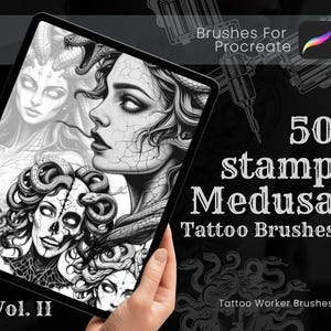 Op de afbeelding: Een digitale tablet toont een zwart-wit illustratie van Medusa, die 50 stempel tattoo penselen voor Procreate adverteert. De tekst luidt "50 stamp Medusa Tattoo Brushes" en "Vol. II". De achtergrond is zwart.