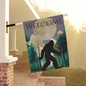 Bigfoot välkomstträdgårdsbanner: Sasquatch i månskensflaggan