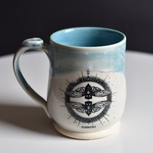 Zwilling Sternzeichen Handgemachte Tasse, Weiß und Blau Bild 1