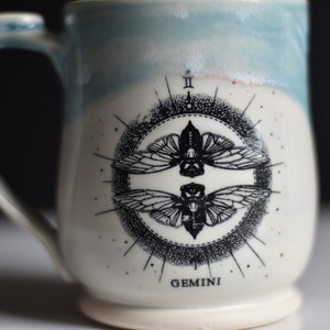 Zwilling Sternzeichen Handgemachte Tasse, Weiß und Blau Bild 5