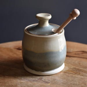 Honey Pot, Handmade ceramic Honey Jar with dipping stick / Dishwasher SAFE / Sugar Pot / Neutral Stone Grey Cream