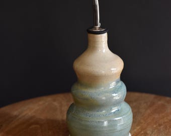 Handgemachte Olivenölflasche, Steingut-Keramikölspender, Grün und Creme / spülmaschinenfest / Einweihungsparty-Geschenk für Feinschmecker