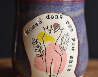 Handgjord keramikkopp/tumbler - "Kvinnor är inte skyldiga dig skit", Feministiska kvinnliga kvinnor - Lila