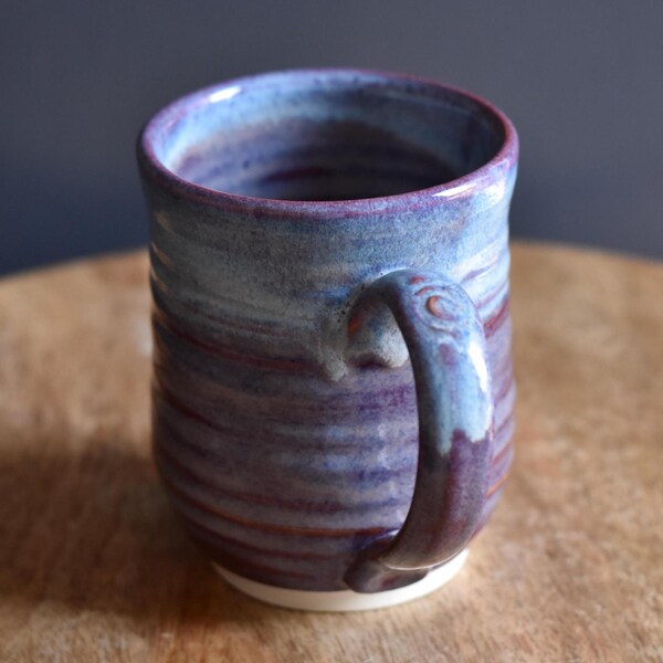 Mug violet fait main, poterie moulée, passe au lave-vaisselle/micro-ondes, grès céramique