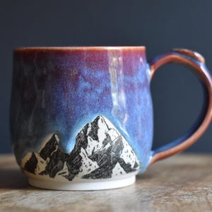 Handgefertigter Bergbecher, Keramik / Spülmaschinenfest / Lila / Geschenk für Wanderfreunde und Outdoor-Fans / Colorado, New Mexico, Oregon