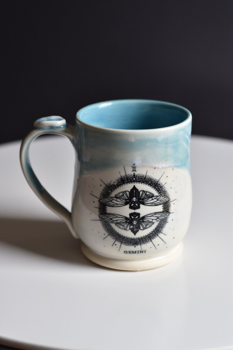 Zwilling Sternzeichen Handgemachte Tasse, Weiß und Blau Bild 1