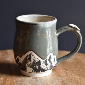 Taza de montaña verde y gris, cerámica hecha a mano